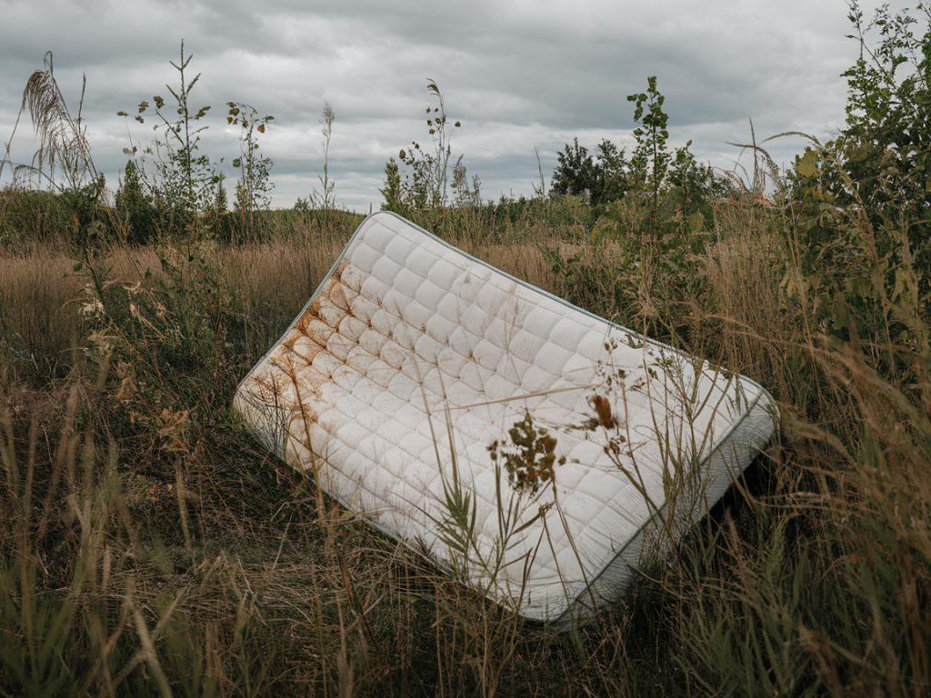 Les impacts environnementaux d’un matelas abandonné